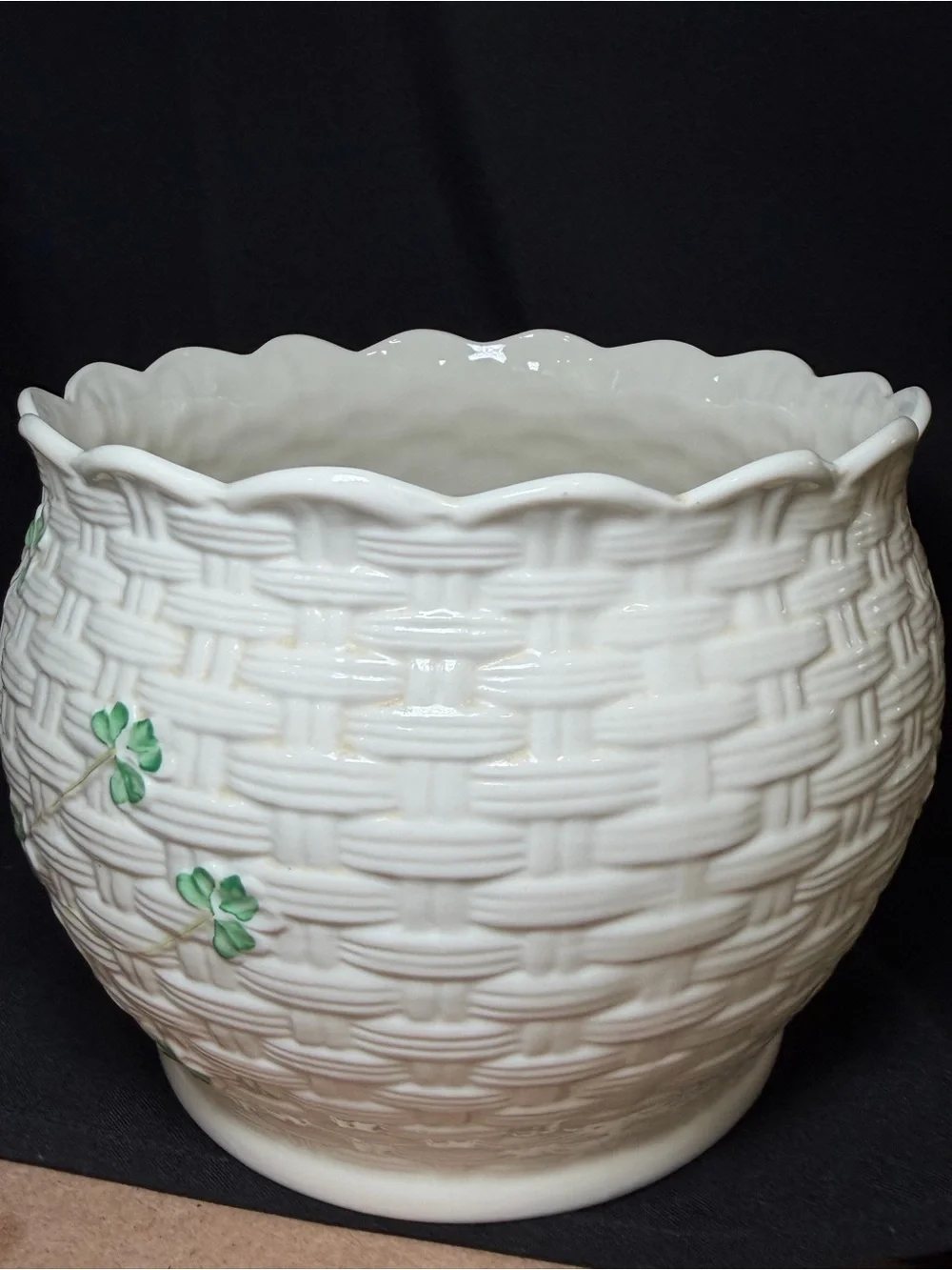 Belleek Shamrock Kylemore Planter Bowl Scalloped Edge Basketweave Design